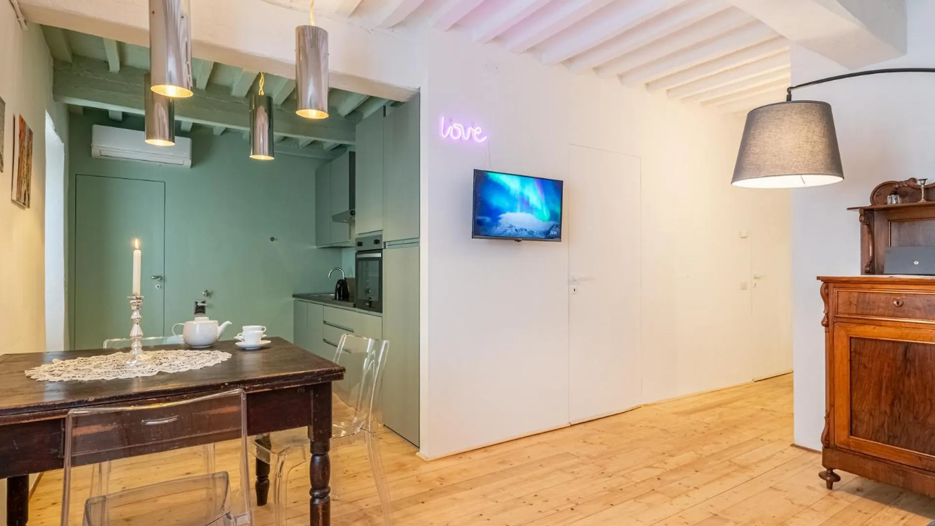 Romantic Charm In Pietrasanta Apartment