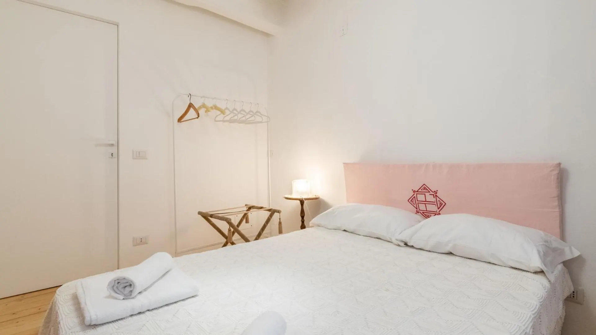 Romantic Charm In Pietrasanta Apartment