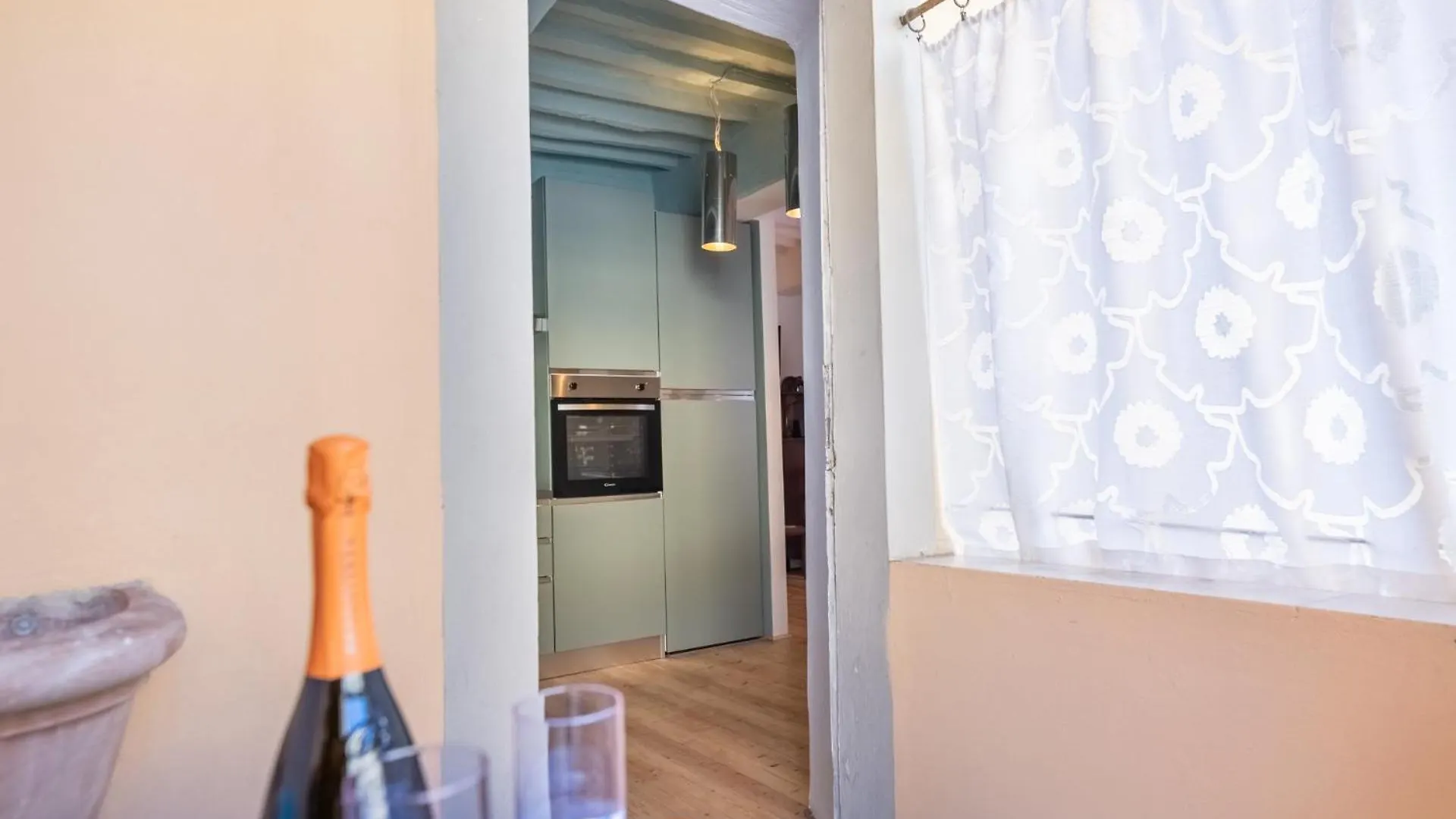Romantic Charm In Pietrasanta Apartment