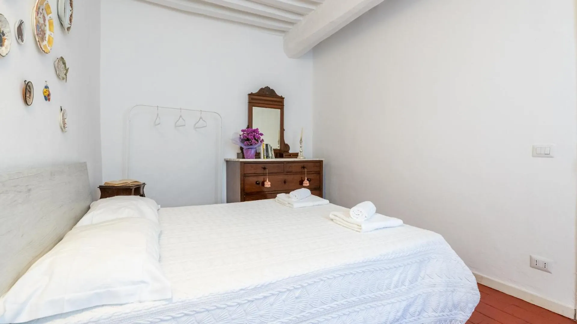 Romantic Charm In Pietrasanta Apartment