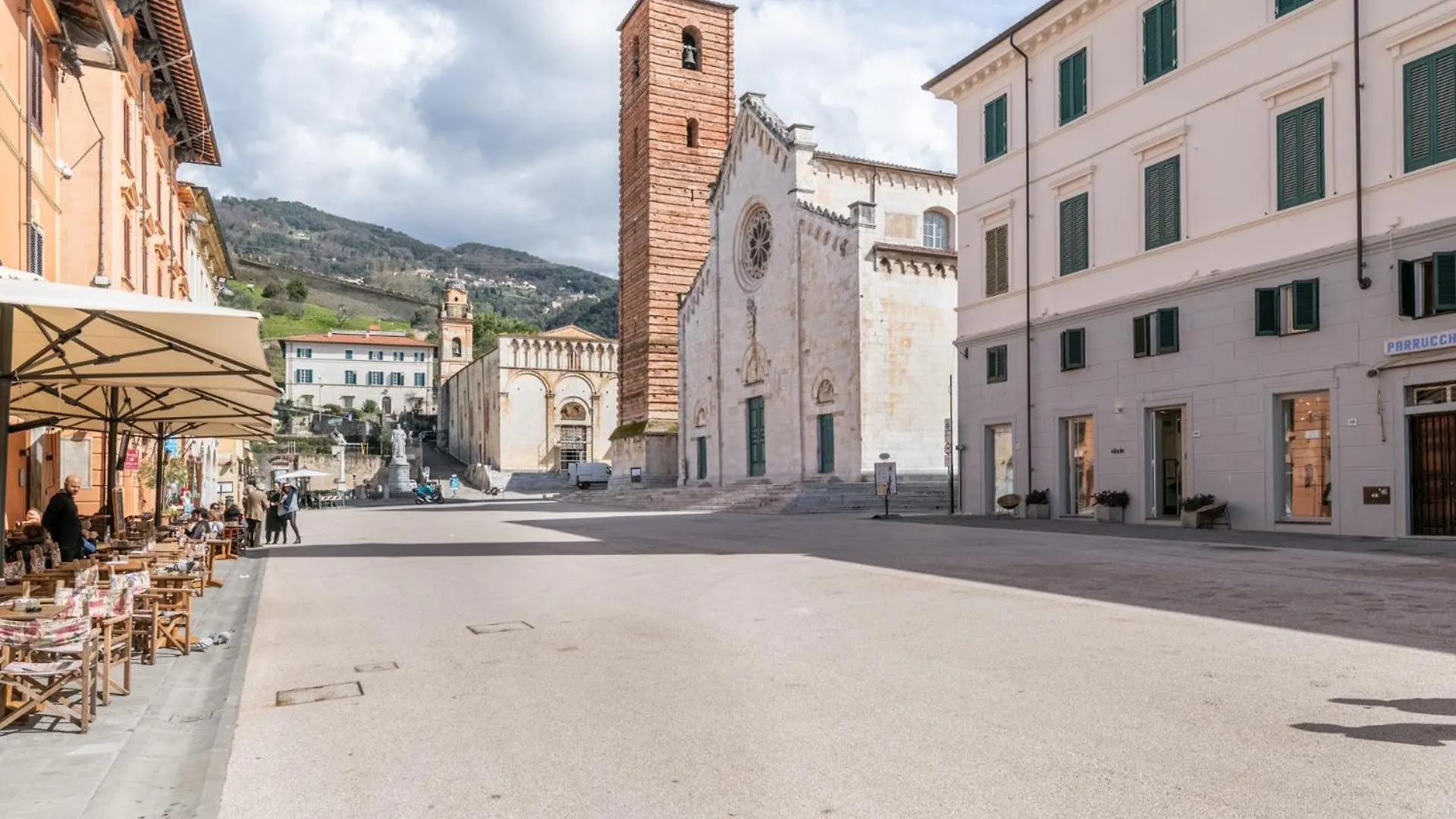 Romantic Charm In Pietrasanta Apartment