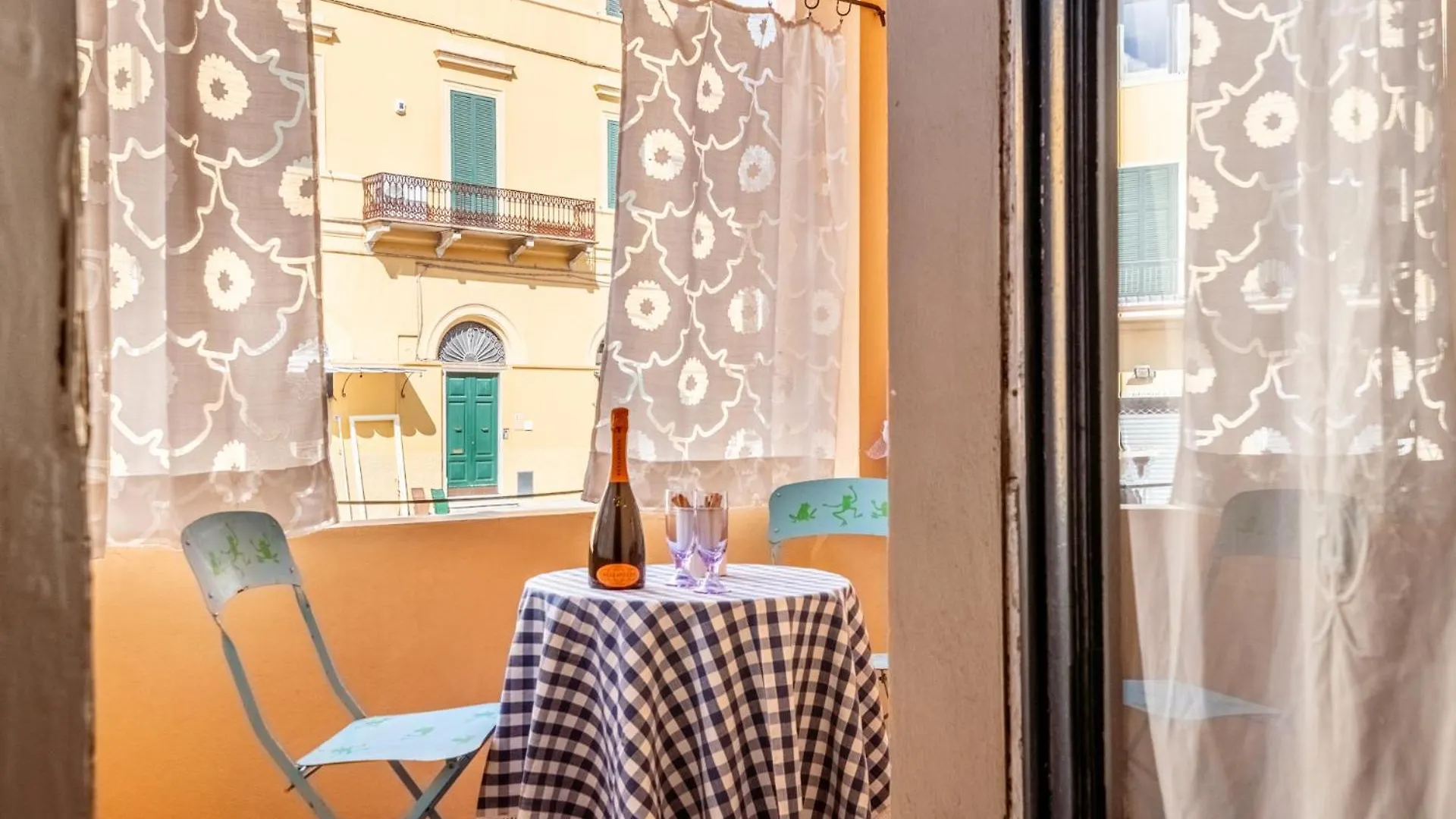 Romantic Charm In Pietrasanta Apartment